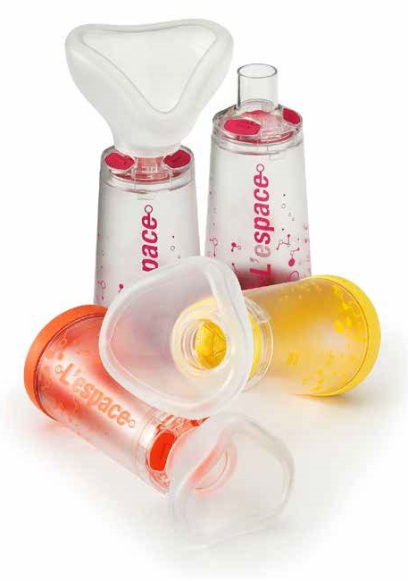 CAMERA DISTANZIATRICE PER EROGATORI SPRAY PREDOSATI L'ESPACE 220 ML PER ADULTI CON BOCCAGLIO VALVOLA INSPIRAZIONE 2 VALVOLE ESPIRAZIONE CODICE COLORE MAGENTA - farmascienza.it