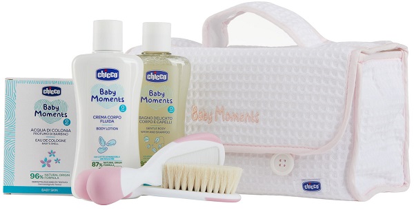 CHICCO BABY MOMENTS BEAUTY MANIGLIA ROSA BAGNO DELICATO CORPO-CAPELLI PELLI DELICATE 200 ML + CREMA CORPO PELLI DELICATE 200 ML + ACQUA DI COLONIA BABY SMELL PELLI DELICATE 100 ML - farmascienza.it